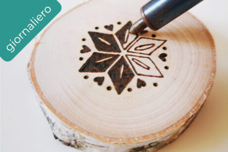 corso per imparare a usare il pirografo e a decorare piccoli oggetti in legno.